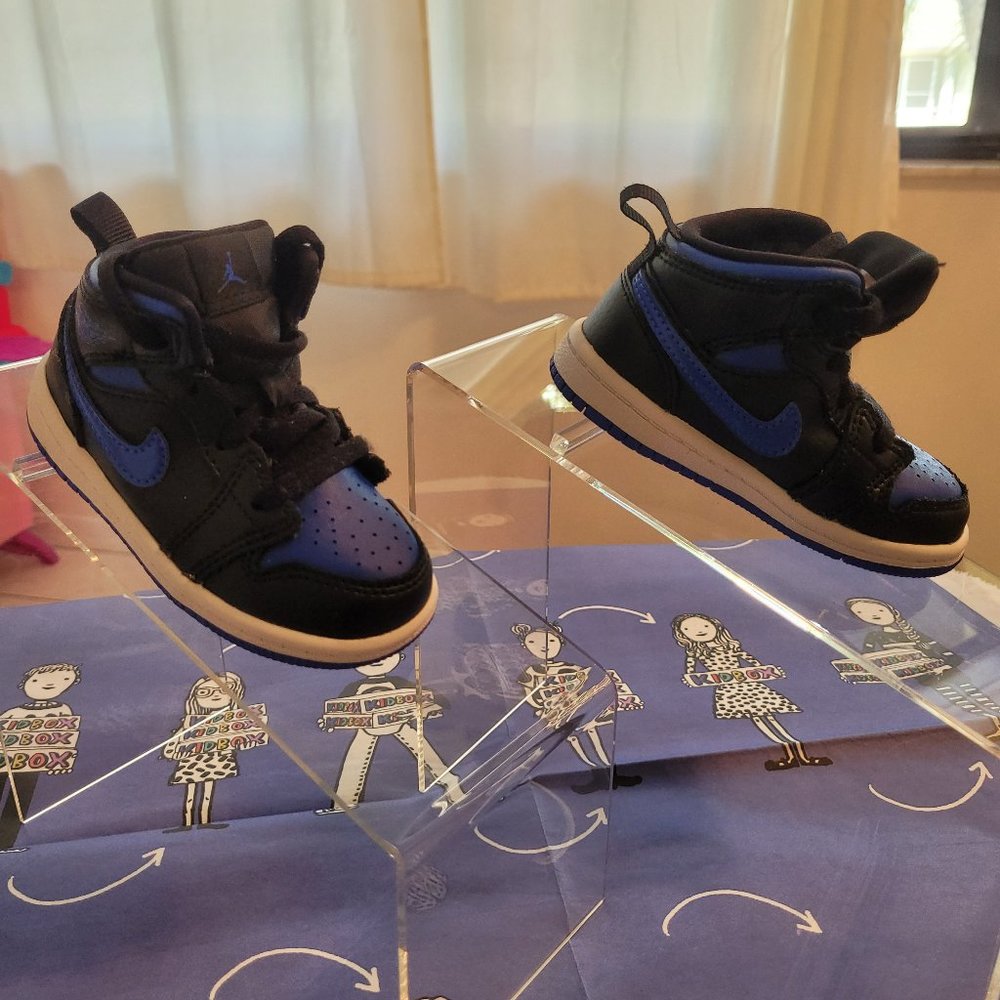 LIKE BRAND NEW GIRL HI-TOP AIR FORCE 1 SIZE 6C